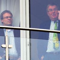 Hallo, ist da die Schuldnerberatung? Josef Schnusenberg und Peter Peters sehen den FC Schalke nicht in einer finanziellen Schieflage (Foto: firo).