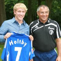 Wie komme ich nach Herzlake? Lewis Holtby macht sich von Aachen zum FC Schalke auf den Weg (Foto: firo).