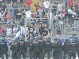 Frankfurt: Hooligans stürmen den Rasen