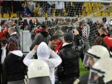 Eintracht-Aufstieg: Fans nehmen Tivoli auseinander