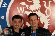 Tolga Cokkosan (links) mit seinem Berater Roland Braun bei der Vertragsunterschrift beim Wuppertaler SV.