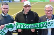 Dirk Roenz (Mitte) bei seiner Vorstellung zusammen mit dem sportlichen Leiter Kevin aus der Wieschen (links) und dem 1. Vorsitzenden Klaus Wörsdörfer (rechts).