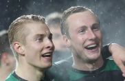 Niklas Heidemann (l.) und Simon Scherder freuen sich über den Sieg über Hansa Rostock.
