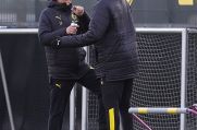 Otto Addo (r.) beim Training mit Borussia Dortmunds Cheftrainer Lucien Favre.