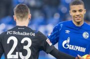 Malick Thiaw klatscht nach seinem Profi-Debüt für den FC Schalke mit Torhüter Markus Schubert ab.