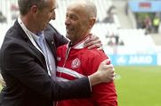 Marcus Uhlig (links) verabschiedete am 11. Mai 2019 Jürgen Lucas offiziell von Rot-Weiss Essen.