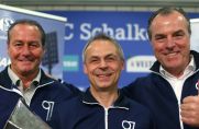 Strahlen um die Wette: Eurofighter-Trainer Huub Stevens (von links), Olaf Thon und Schalkes Aufsichtsratsvorsitzender Clemens Tönnies.