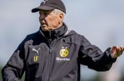 Lucien Favre, Trainer des Bundesligisten Borussia Dortmund, weist seine Mannschaft an.