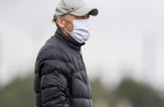 BVB-Geschäftsführer Hans-Joachim Watzke mit Gesichtsmaske.