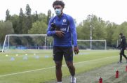Schalkes Mittelfeldspieler Weston McKennie trägt beim Training einen Mundschutz.