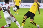 Jadon Sancho (rechts) von Borussia Dortmund kämpft mit dem Mainzer Bote Baku um den Ball.