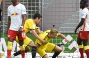 Erling Haaland (kniend) hat gerade das 1:0 für Borussia Dortmund erzielt.