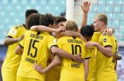 Die Spieler des Bundesligisten Borussia Dortmund bejubeln das Tor zum 2:0 gegen RB Leipzig.