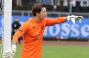 Keisuke Ishibashi, neuer alter Torhüter des SV Straelen, sortiert seine Vorderleute.
