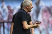 Borussia-Dortmund-Trainer Lucien Favre feuert seine Mannschaft an.