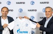 Alexander Jobst, Vorstand Marketing & Kommunikation des FC Schalke 04, und Harfid Hadrovic, Geschäftsführer der HARFID Unternehmensgruppe, präsentieren ein Shirt der neuen Trainingskollektion mit dem Logo des neuen Ärmelpartners HARFID.