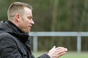 SW-Wattenscheid-Trainer Christian Möller feuert seine Mannschaft an.