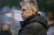 Manfred Behrendt, Trainer des Landesligisten DJK Wattenscheid, beobachtet ein Spiel seiner Mannschaft.