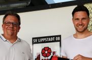 Lippstadt-Manager Dirk Brökelmann (links) präsentiert Neuzugang Kai-Bastian Evers.