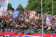 Hier unterstützen die Fans des Wuppertaler SV ihre Mannschaft noch auf vollen Rängen.