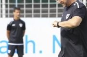 Nicht mehr lange bis Rödinghausen: Preußen Münsters Trainer Sascha Hildmann blickt auf seine Uhr.