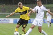 VfB Hombergs Neuzugang Pascale Talarski (links) setzt sich im Zweikampf durch.