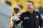 Markus Kauczinski, Trainer von Dynamo Dresden, feiert den Auftaktsieg gegen den 1. FC Kaiserslautern.