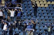 Die VfL-Fans halten ihre Schals in die Luft.