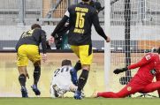 Daniel Caligiuri (im weißen Trikot) trifft zum 2:0 für den FC Augsburg.