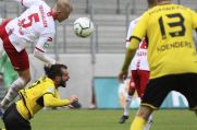 Alexandros Armen vom VfB Homberg (unten) erlitt gegen RWO einen Kreuzbandriss.