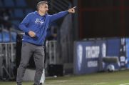 VfL-Bochum-Trainer Thomas Reis gibt seiner Mannschaft Anweisungen.