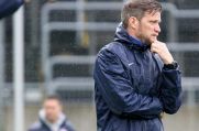 Stefan Vollmershausen, mittlerweile Trainer von Alemannia Aachen, schaut sich das Spiel seiner Mannschaft an.