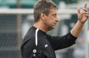 RWE-II-Coach David Zundler gestikuliert.