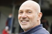Frank Benatelli, neuer Trainer des DJK TuS Hordel, lacht.