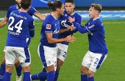 Die Schalke-Profis bejubeln das Tor zum 1:1 gegen Eintracht Frankfurt am Sonntag.