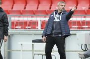 VfL Bochums Trainer Thomas Reis gestikuliert am Seitenrand.