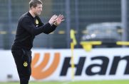 Borussia Dortmunds U19-Trainer Mike Tullberg verteilt Anweisungen.