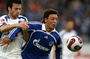 Mesut Özil (rechts) im Schalke-Trikot: Dieses Bild wird es nicht mehr geben.
