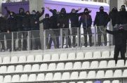 Von Corona-konformem Verhalten kann hier keine Rede sein: Rund 30 Fans des FC Erzgebirge Aue feuern ohne Maske und Abstand ihr Team an.