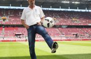 Holger Fach, hier während seiner Zeit bei Darmstadt 98, hält einen Ball hoch.