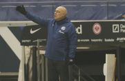 Schalke-Trainer Christian Gross gestikuliert am Seitenrand.