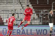 Robert Zulj (Mitte) bejubelt seinen 3:2-Siegtreffer gegen den FC St. Pauli.