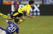 Schalkes Sead Kolasniac (am Boden) grätscht Dortmund Mateu Morey um.