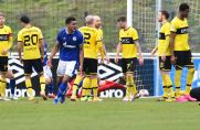Da war es passiert: Kevin Brooklyn Ezeh (links in blau) jubelt nach seinem Treffer zum 1:0 gegen den VfB Homberg.