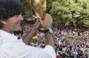 Noch-Bundestrainer Joachim Löw mit dem WM-Pokal in der Hand.