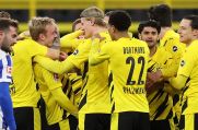Borussia Dortmund feiert 1:0-Torschütze Julian Brandt.