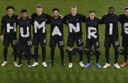 Die Spieler der deutschen Nationalmannschaft stehen zusammen und bilden den Schriftzug "Human Rights".