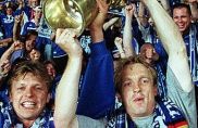Youri Mulder (links), hier mit Mike Büskens, wurde mit dem FC Schalke 04 auch DFB-Pokalsieger.
