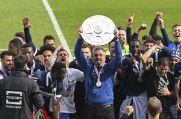 Die Spieler des VfL Bochum bejubeln, gemeinsam mit ihrem Trainer Thomas Reis (Mitte), den Gewinn der Zweitliga-Meisterschaft.