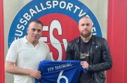 Erol Ayar (links), Sportchef des FSV Duisburg, mit seinem Neuerwerb Nurettin Kayaoglu.